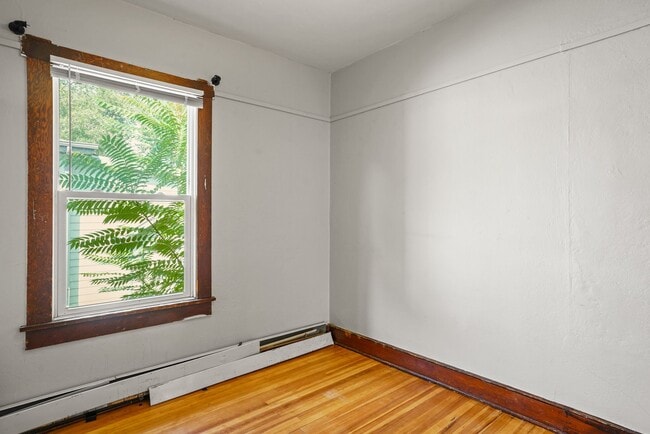 Building Photo - 975 University Ave