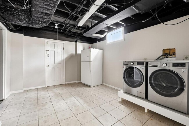 Building Photo - 1846 Fernwood Rd NW