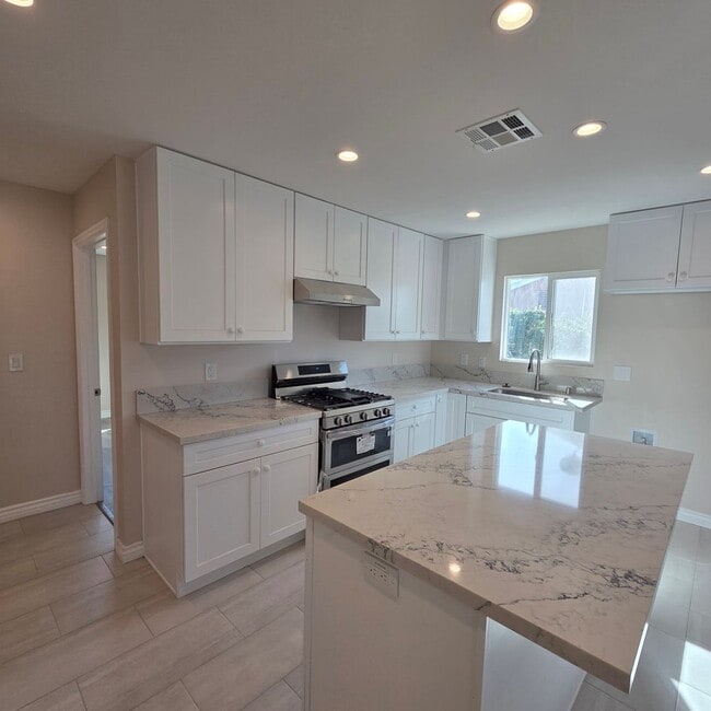 Building Photo - 5546 Sulphur Dr