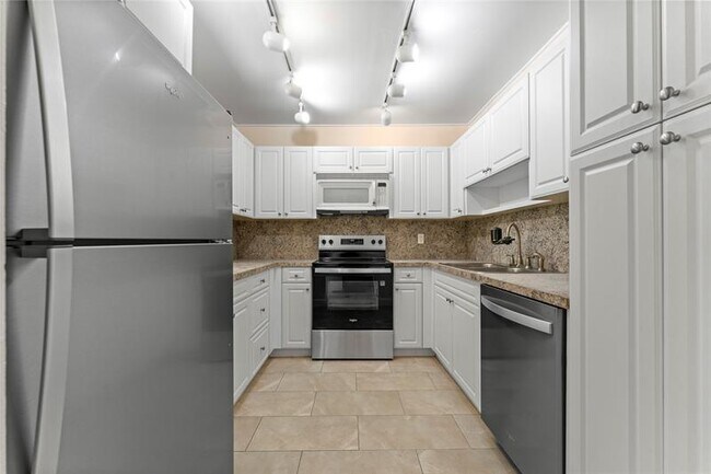 Building Photo - 817 SE 12th Ct