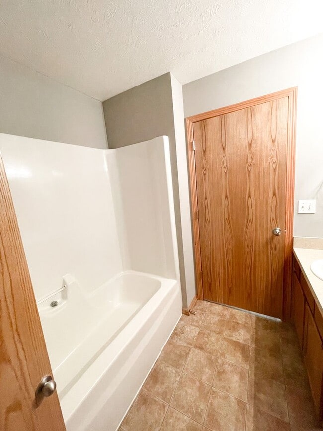 Building Photo - 3 Bedroom & 3 Bathroom Townhouse for Rent!