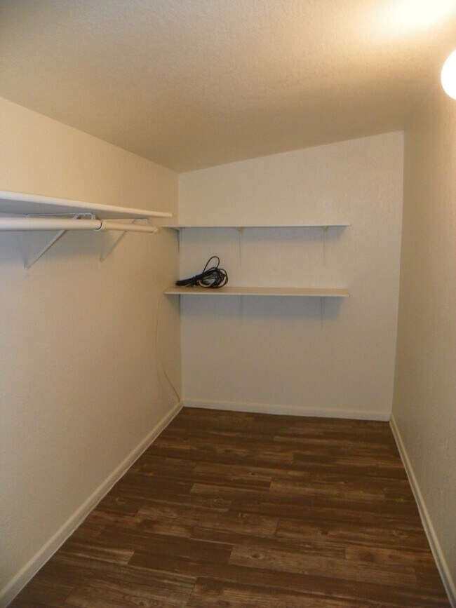 Building Photo - 1 bedroom with loft - or 2nd bedroom - w/d...
