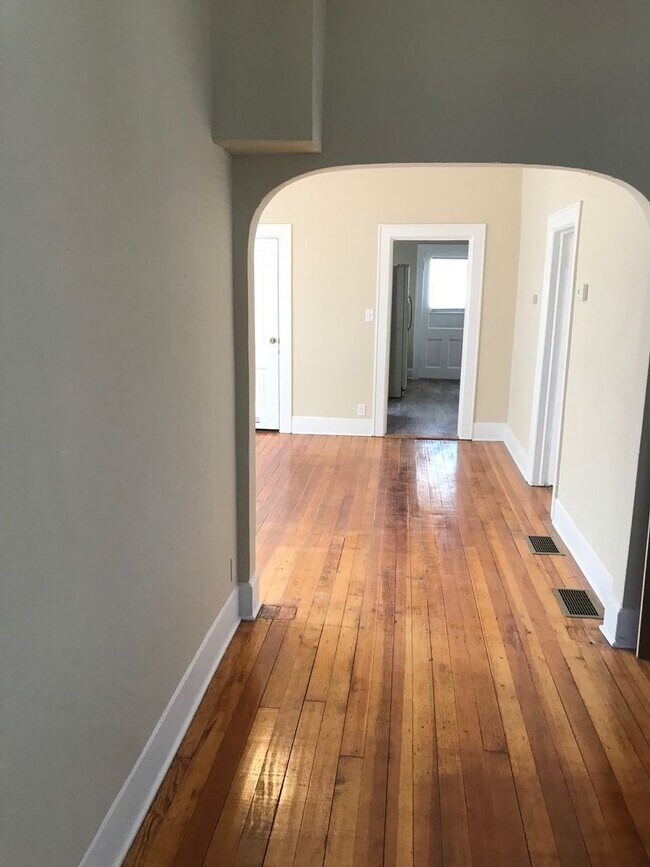 Building Photo - Updated 5 Bedroom 2 Bathroom Home in St.Paul!