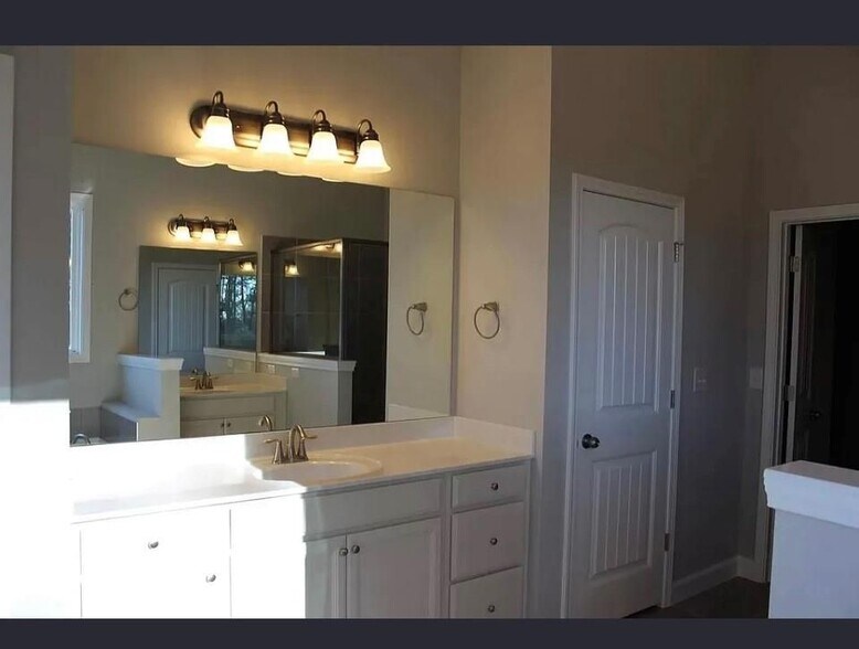 Building Photo - 428 Silver Brook Dr