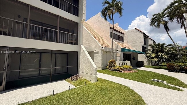 Building Photo - 301 Racquet Club Rd