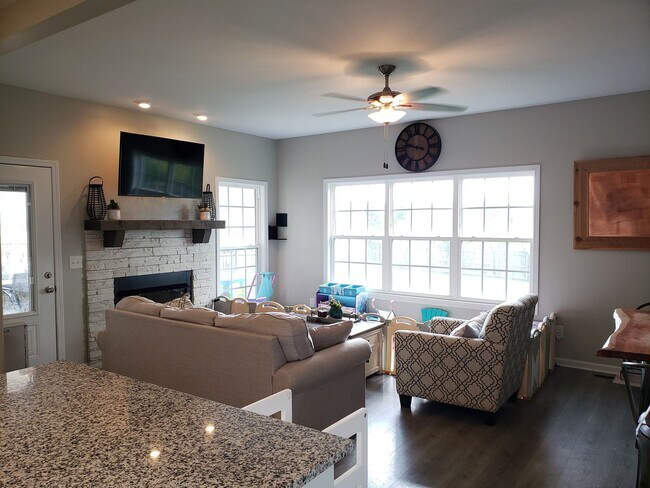 Building Photo - Near Exit 1! Close to I-24! HUGE Kitchen I...