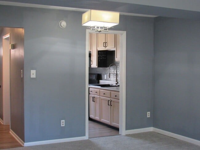 Building Photo - Two Bedroom Townhouse Style Condo