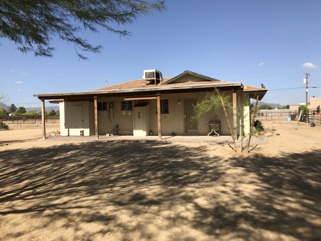 Building Photo - 36444 N 10th St - 2 Bedroom Horse Property