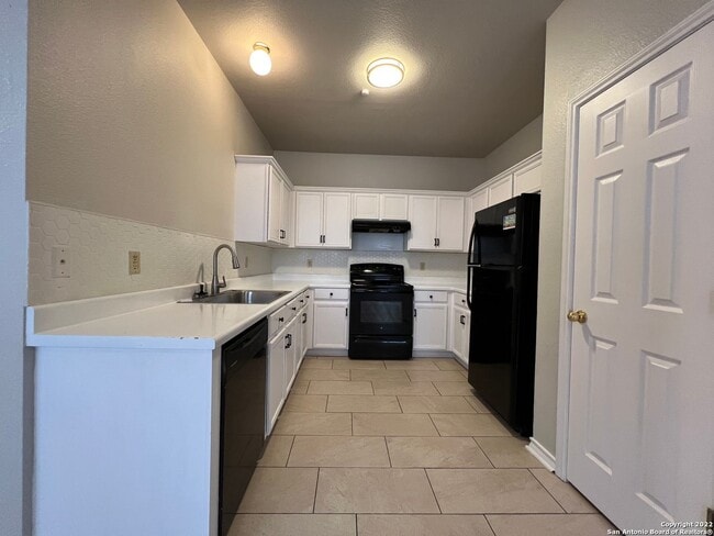 Building Photo - 2 Bedroom 2 Bath with Garage