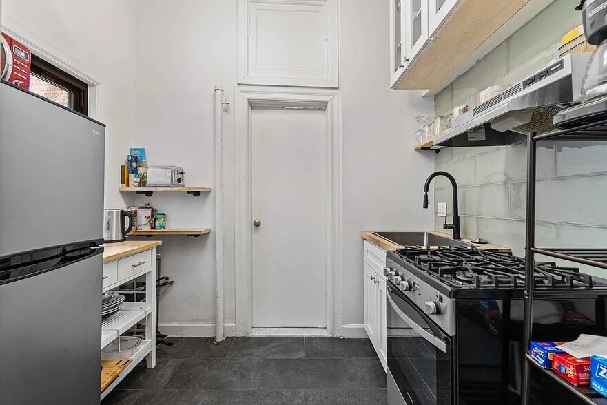Building Photo - 51 W 88th St