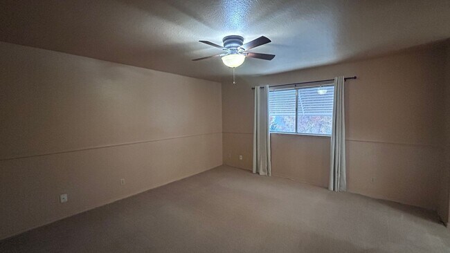 Building Photo - 560 Clover Dr