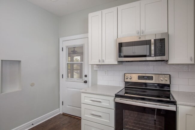 Building Photo - Adorable North Hampton House - Must See!