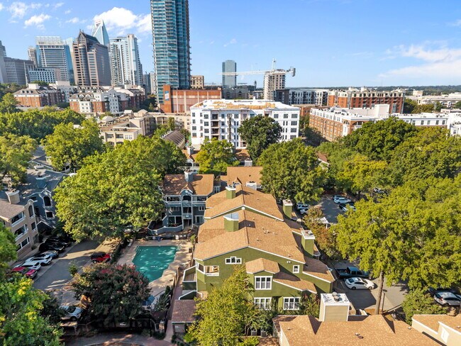 Building Photo - 425 W 8th St