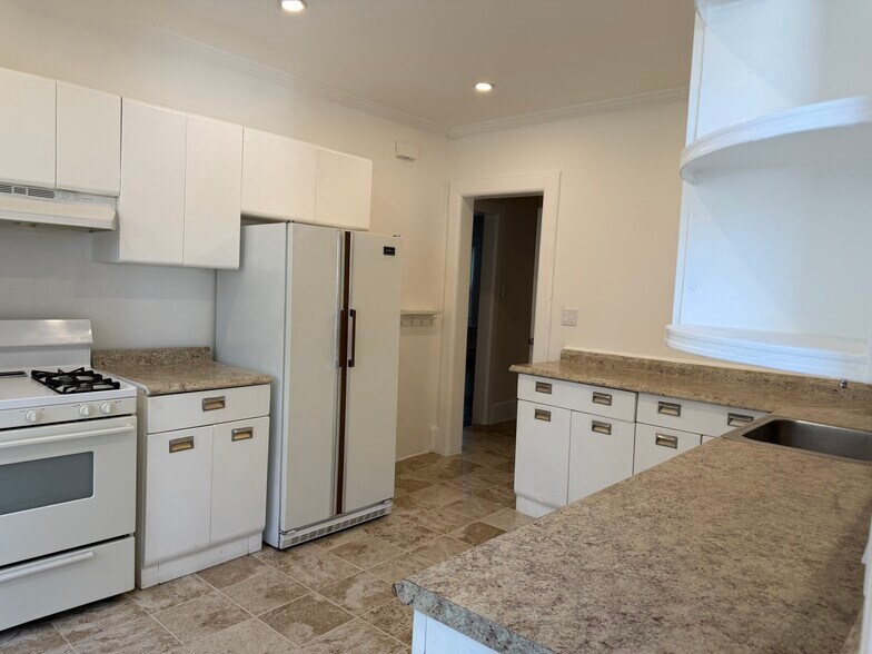 kitchen - 35 Gates Ave