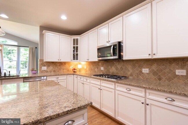 Building Photo - 8061 Side Hill Dr