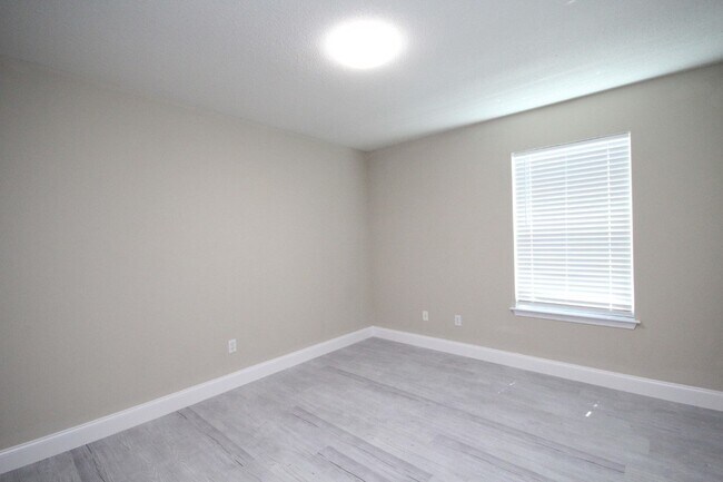 Building Photo - Southwest Pensacola 3BD/2BA with Fenced Ya...