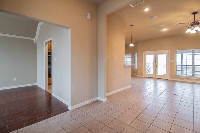 Building Photo - Beautiful Traditional Home on Over an Acre in Weatherford!