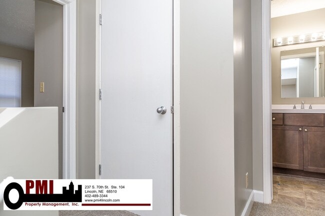 Building Photo - 3 Bedroom and 1.5 bathroom Duplex for Rent