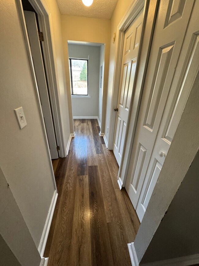 Building Photo - 1008 Preston St