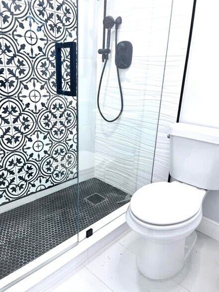 Building Photo - 5439 Verona Dr