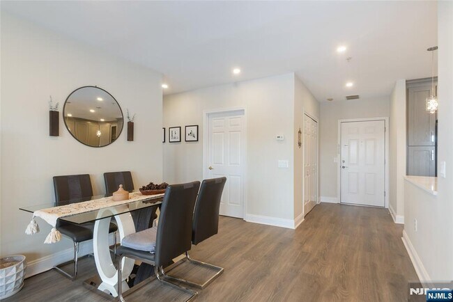 Building Photo - 302 The Promenade