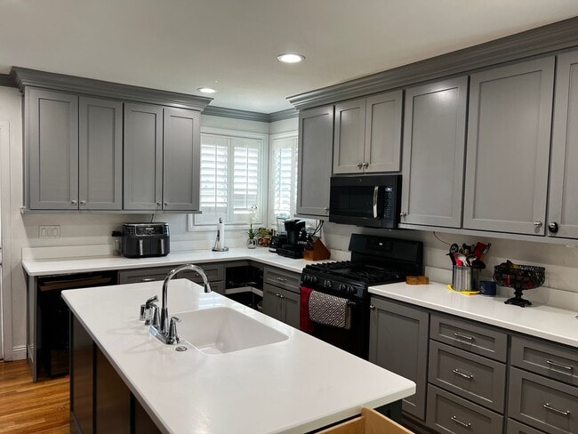 Building Photo - 3 Bed 2 Bath Home For Rent in an Excellent...