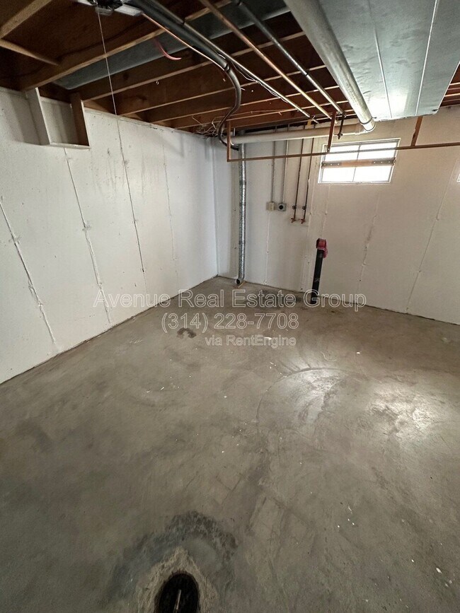 Building Photo - 425 Westglen Village Dr