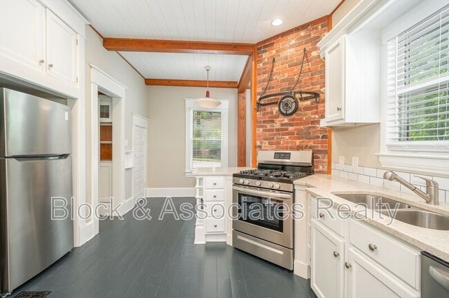 Building Photo - 1521 Seneca St