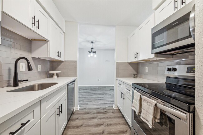 Building Photo - 2125 Augusta Dr