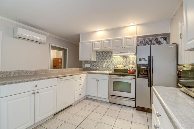 Building Photo - Quiet and Serene Johns Island Living
