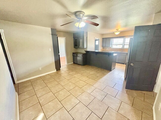 Building Photo - Spacious 4 Bedroom, 2 Bathroom Home with L...