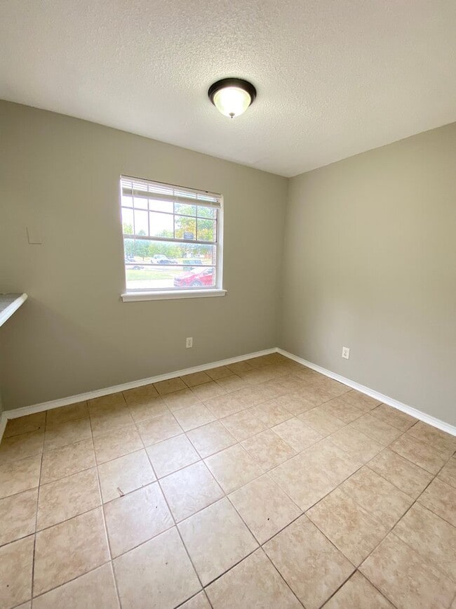Building Photo - 2 Bedroom 1.5 Bath Apt at the Monterey Squ...