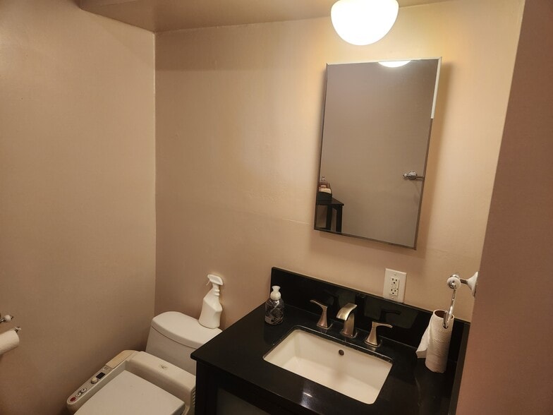 Building Photo - 5516 Vanalden Ave