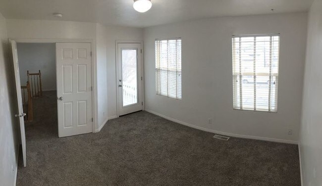 Building Photo - Large 4 Bed Townhome