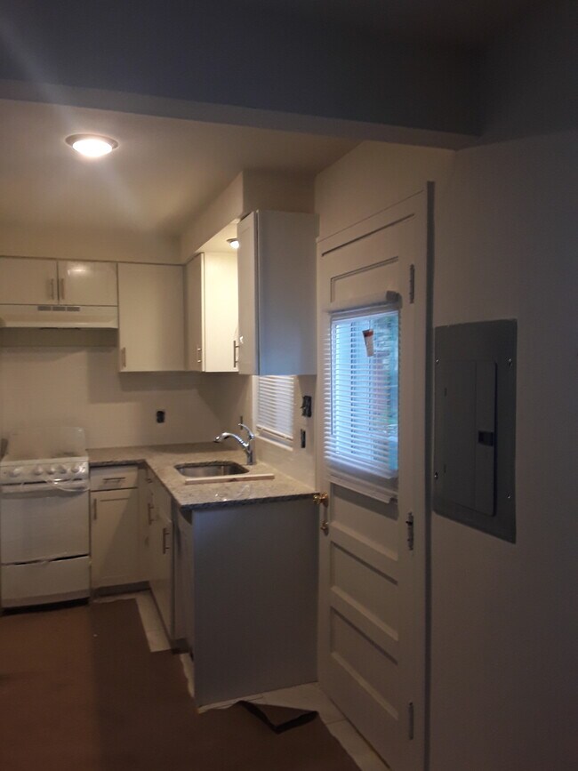 Building Photo - 1527 W Farnum Ave