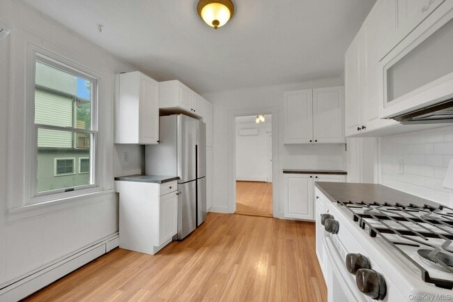 Building Photo - 437 Warburton Ave