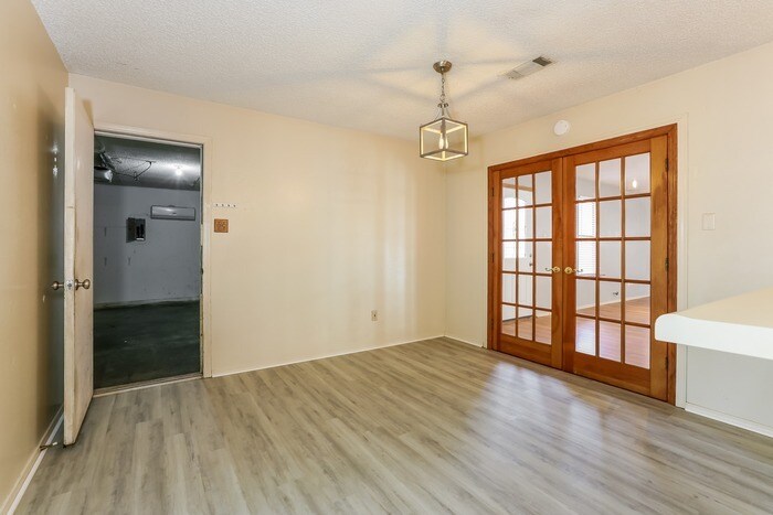 Building Photo - 511 Sanders Ln