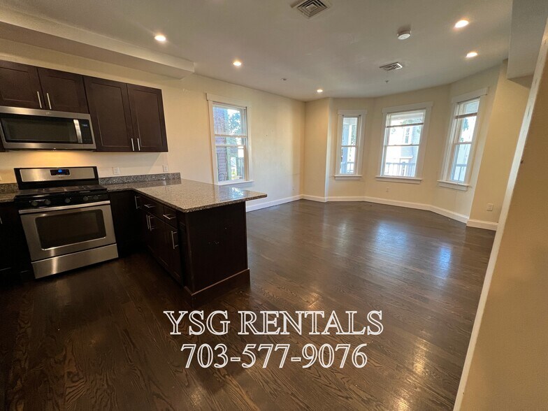 Building Photo - 194 Hillside St