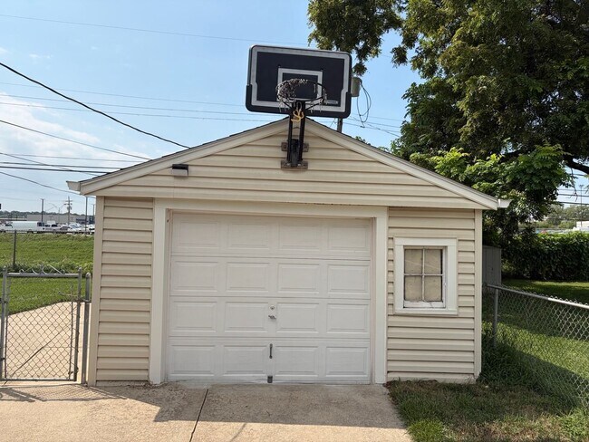 Building Photo - Newly Updated Home!