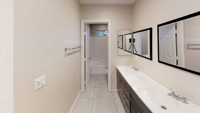 Building Photo - 6BD/3BA on College Ave!