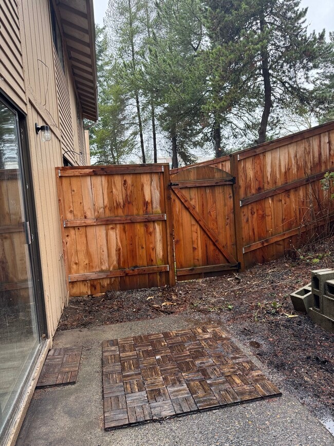 Building Photo - Fully Renovated 2 bedroom, 1.5 bath Apartment with New Appliances and Separate Garage!  Fully Rem...