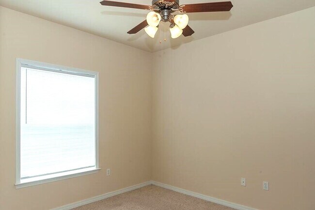 Building Photo - "Spacious 3-Bedroom Townhouse with 2.5 Baths in Prime Fort Walton Beach Location!"