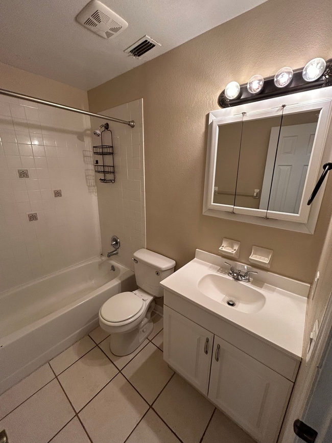 Building Photo - South Lakeland Rental!