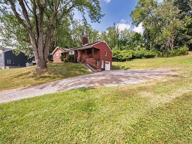 Building Photo - 2977 Chautauqua Dr