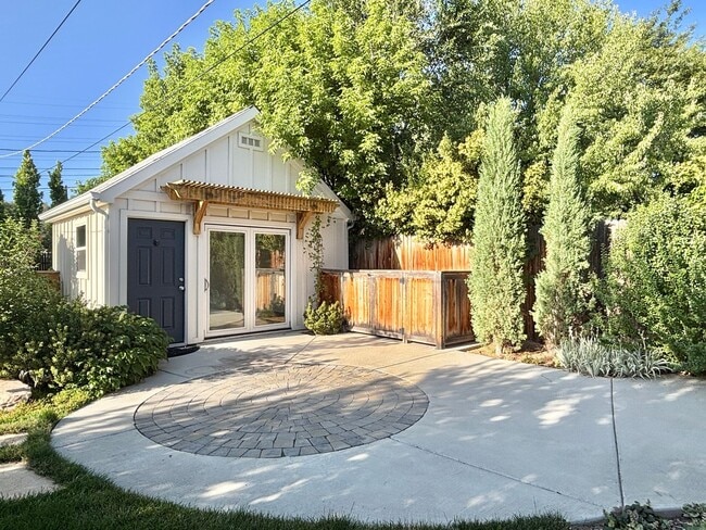 Building Photo - Stunning Remodel Near 9th & 9th!