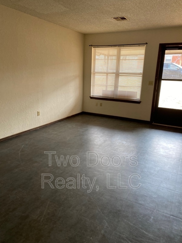 Building Photo - 3013 Gwendolyn Ln