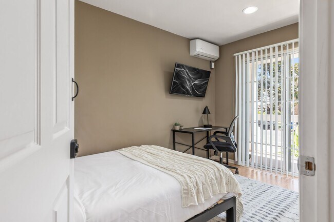 Building Photo - 10777 Ashton Ave