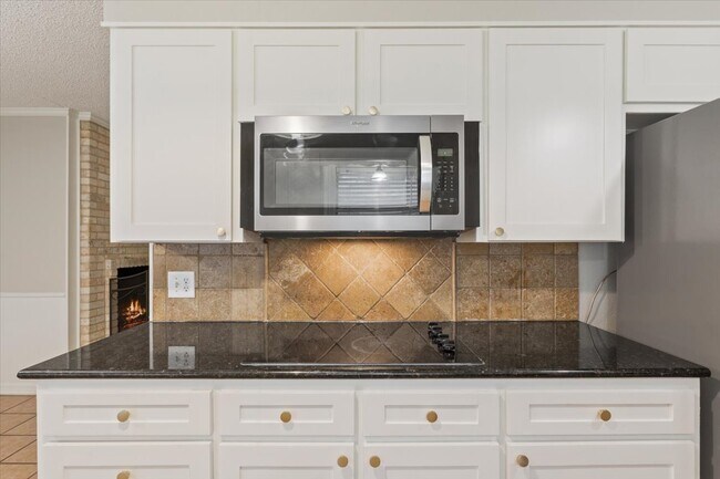 Building Photo - 5600 Lake Highlands Dr