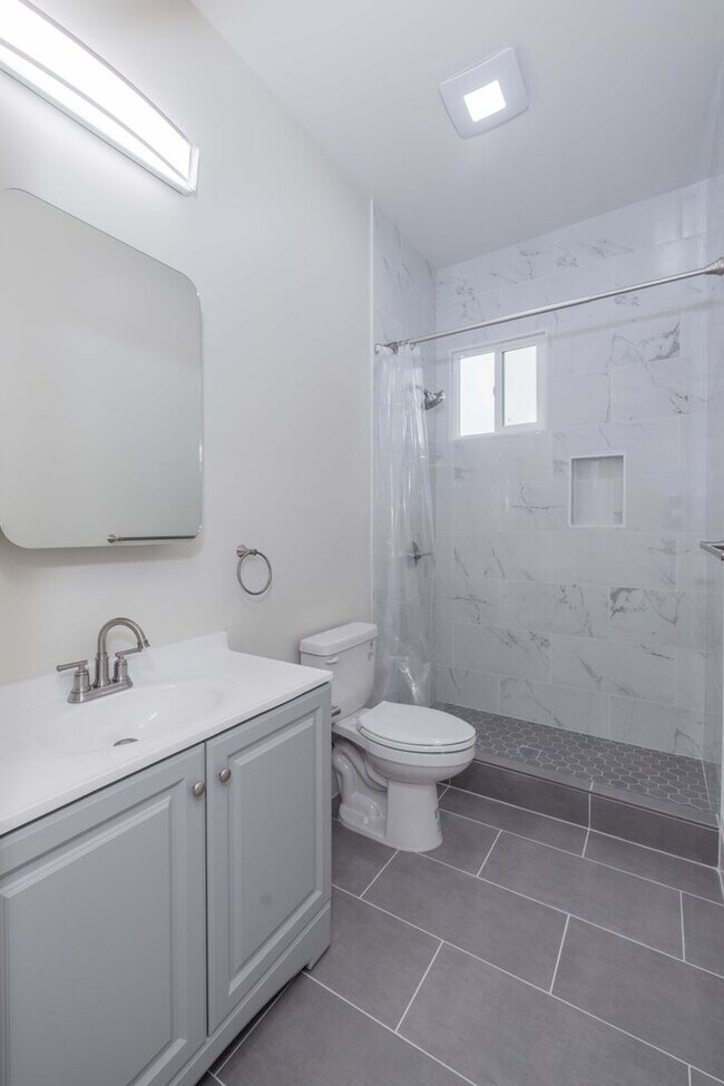 Building Photo - Fully Remodeled, Top Floor 3/2 Full Floor Flat W/ Bonus Room! In-Unit W/D!