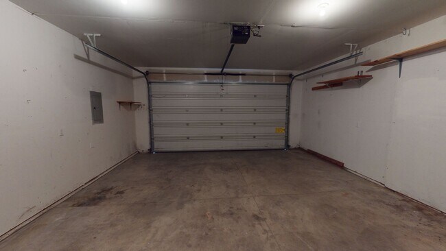 Building Photo - Single Level  House in Sandy- Great Open Floor Plan- Pet Friendly!